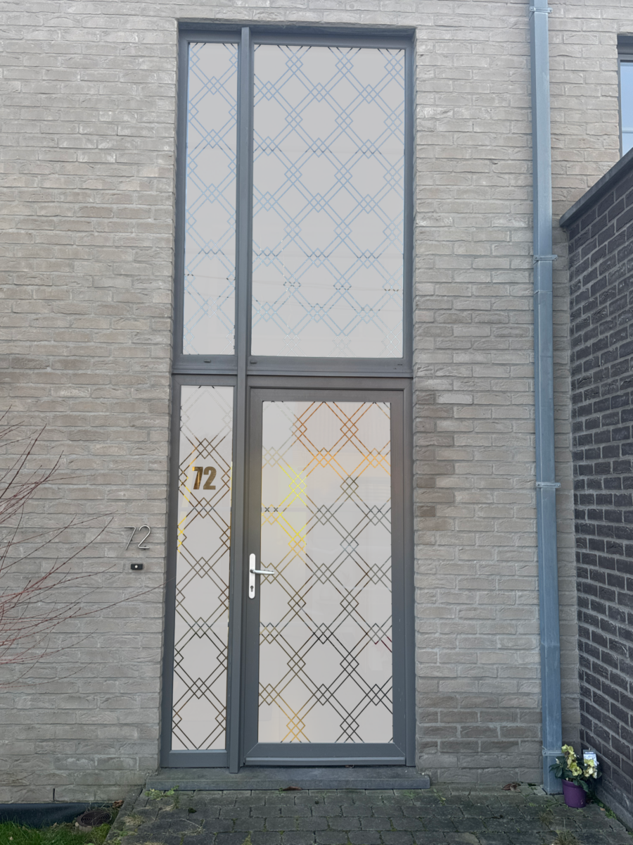 Film sablé décoratif appliqué sur une porte d'entrée en verre — Ultimate Print Belgique