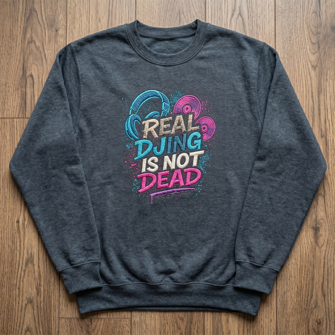 Sweat personnalisé avec broderie colorée "Real DJing is not Dead" — impression textile sur mesure Ultimate Print Belgique