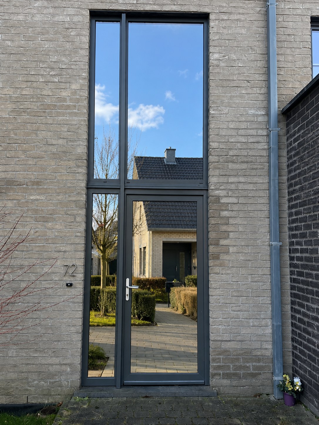 AVANT - Porte d'entrée vitrée maison moderne avant pose film sablé - Ham-sur-Heure