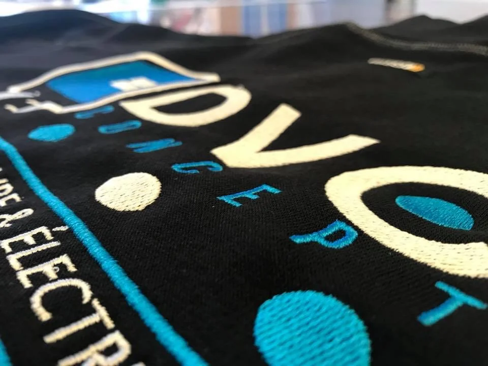 Broderie professionnelle sur textile par Ultimate Print Charleroi — logo et marquage haut de gamme